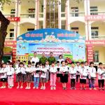 Trường Tiểu Học Bạch Hạc Tổ Chức Hoạt Động Ngoại Khóa Tuyên Truyền An Toàn Giao Thông và Trao Tặng Mũ Bảo Hiểm Cho Học Sinh Lớp 1